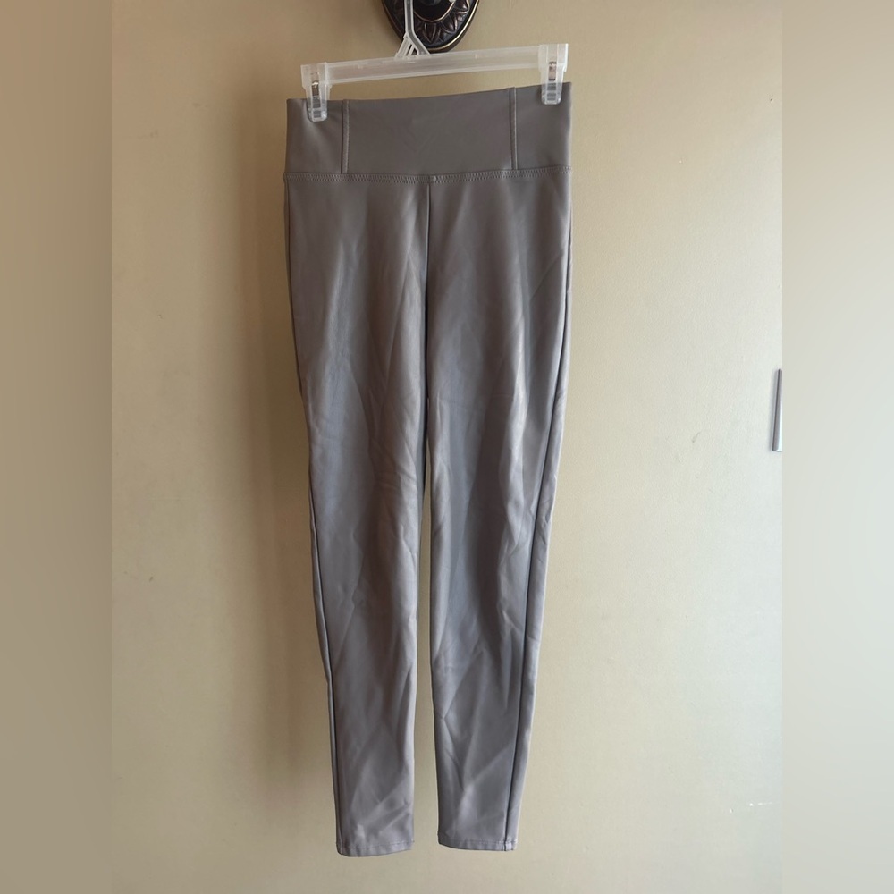✌️4 for $20✌️ Vegan leather leggings - Picture 3 of 9